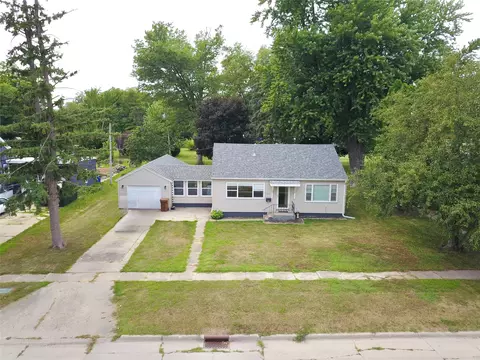1517 Summer St, Grinnell, IA 50112