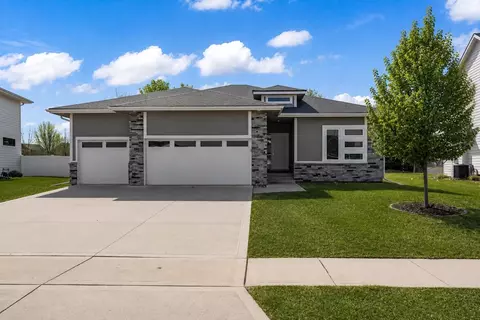 16734 Maple St, Clive, IA 50325