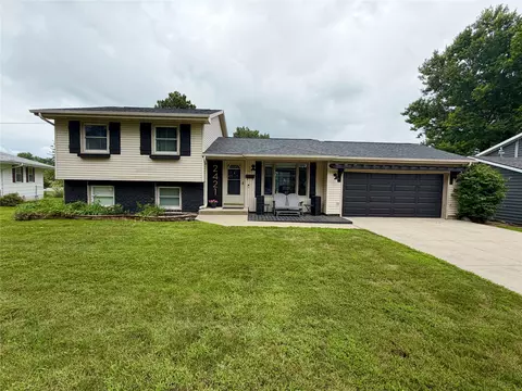 2421 N 2nd Ave E, Newton, IA 50208