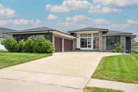 1106 S 100th St, West Des Moines, IA 50266
