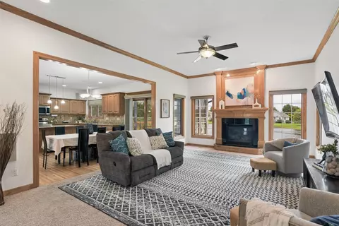 14201 Briarwood Ln, Urbandale, IA 50323