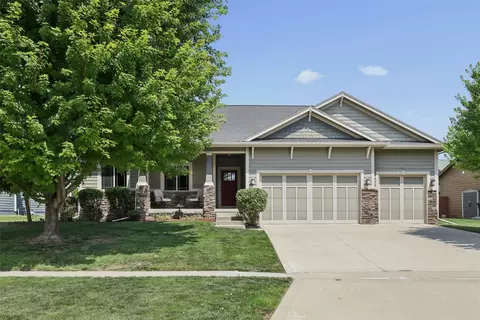 7141 Cody Dr, West Des Moines, IA 50266