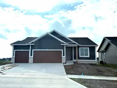 3193 Marigold Cir, Pella, IA 50219