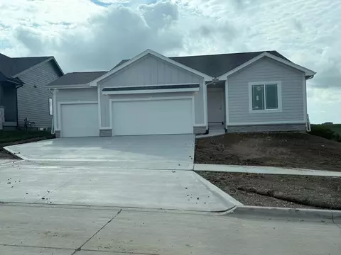 3201 Marigold Cir, Pella, IA 50219