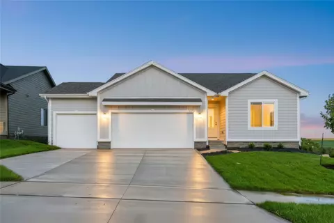 3201 Marigold Cir, Pella, IA 50219