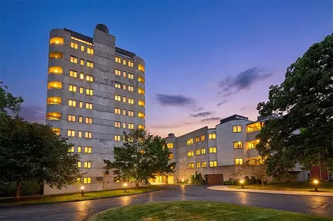 3930 Grand Ave #404, Des Moines, IA 50312