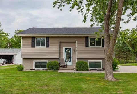 713 10th Ave NW, Altoona, IA 50009