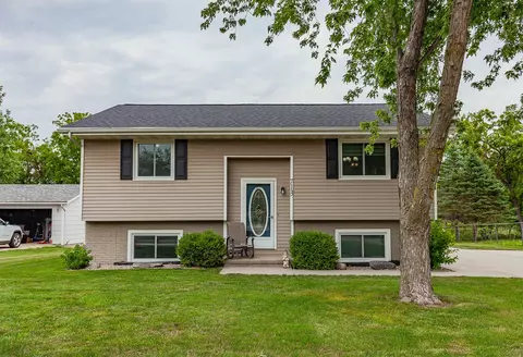 713 10th Ave NW, Altoona, IA 50009