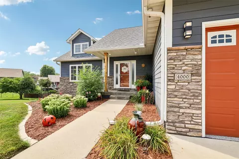 4000 Lakeland Ct, Des Moines, IA 50320