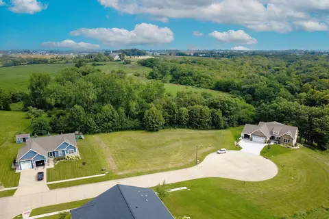 2920 Bos Ridge Rd, Pella, IA 50219