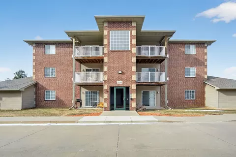 4140 100th St #5, Urbandale, IA 50322