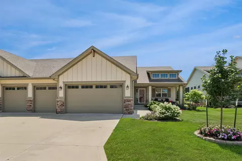 6221 Waterford Ct, Johnston, IA 50131