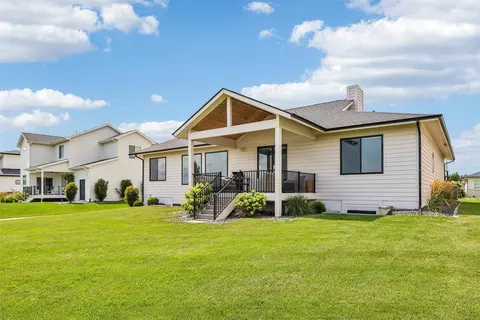 Exterior - 17564 Aurora Dr, Clive, IA 50325 photo 4 of 5