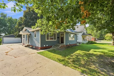 1341 Main St, Pella, IA 50219