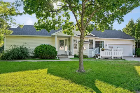 4320 Shoreline Dr, Pleasant Hill, IA 50327