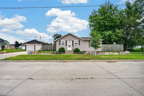 820 Maple St, West Des Moines, IA 50265