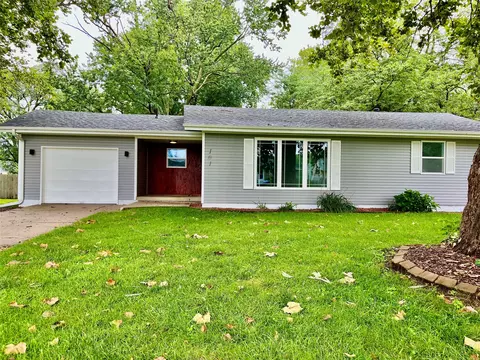 101 W 8th St, Prairie City, IA 50228