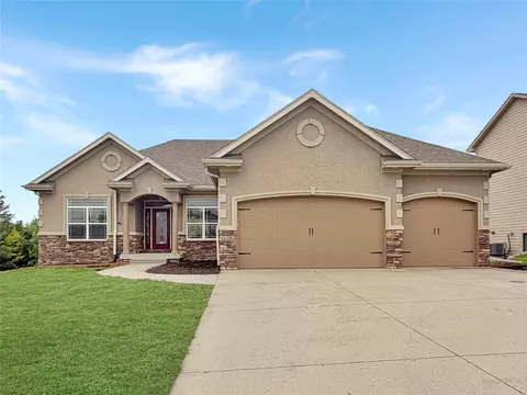 4484 NW 169th St, Clive, IA 50325