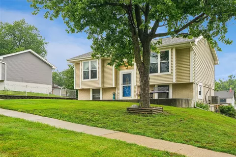 1516 W Clinton Ave, Indianola, IA 50125