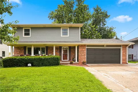 8640 Primrose Ln, Clive, IA 50325