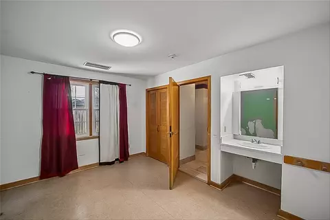 Bedroom - 3114 E 42nd St, Des Moines, IA 50317 photo 2 of 10