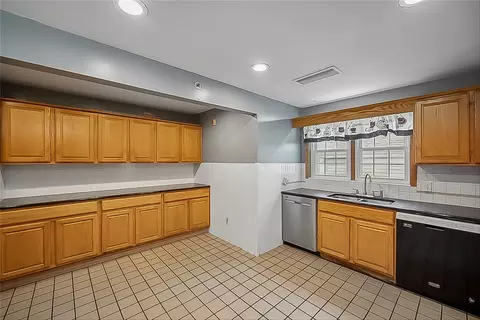 Kitchen - 3114 E 42nd St, Des Moines, IA 50317 photo 2 of 3