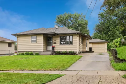 3933 49th St, Des Moines, IA 50310