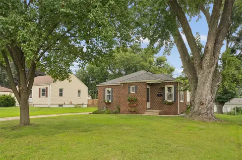 809 10th St, West Des Moines, IA 50265