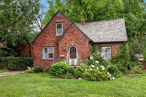 4406 Beaver Crest Dr, Des Moines, IA 50310