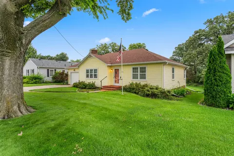 1112 S 12th Ave W, Newton, IA 50208