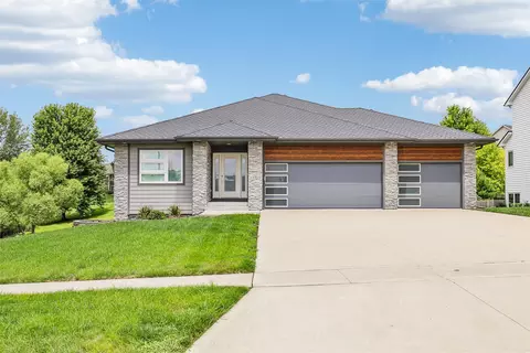 15915 Aurora Ave, Urbandale, IA 50323