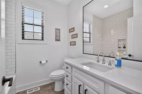 Bath - 1304 NE 53rd Ct, Ankeny, IA 50021 photo 4 of 5