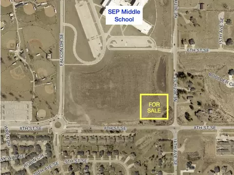 501 Falcon Dr SE, Altoona, IA 50009