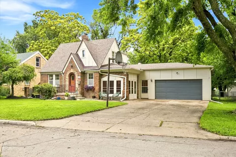 2413 Raymond Dr, Des Moines, IA 50310