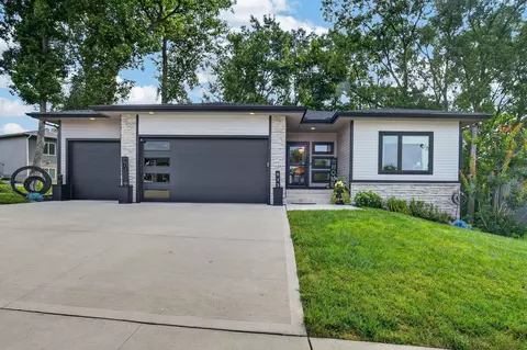 935 Arbor Woods Dr, Pleasant Hill, IA 50327