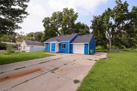 4720 NE 30th St, Des Moines, IA 50317
