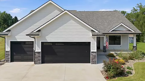 2960 Bos Ridge Rd, Pella, IA 50219