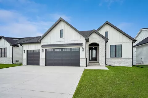 17317 Brookview Dr, Urbandale, IA 50323