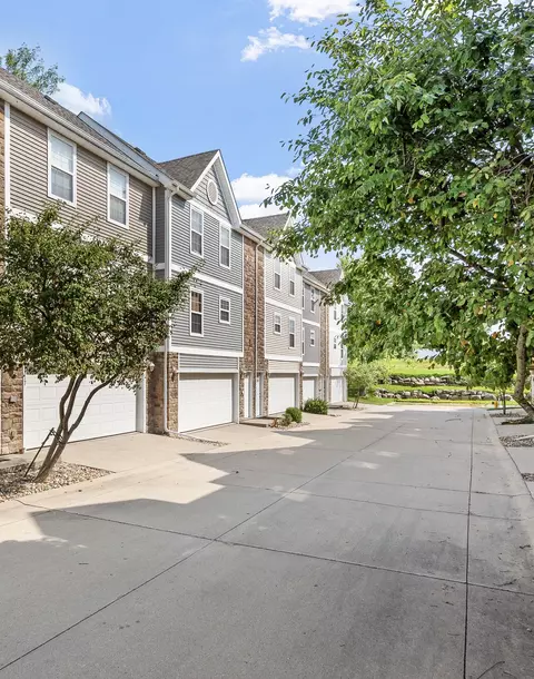 1113 Redstone Ln, Pleasant Hill, IA 50327