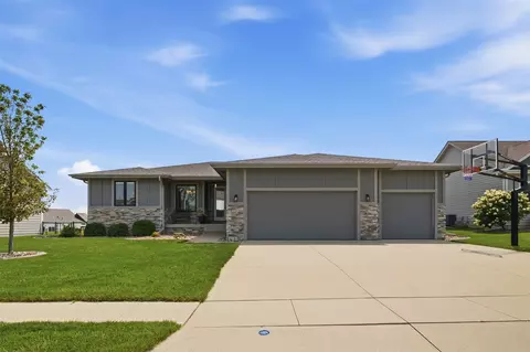 1716 Falcon Dr, Polk City, IA 50226