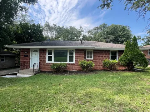 3214 Fairlane Dr, Des Moines, IA 50315
