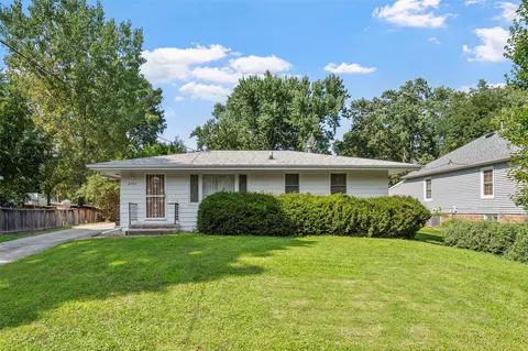 6725 Roseland Dr, Urbandale, IA 50322