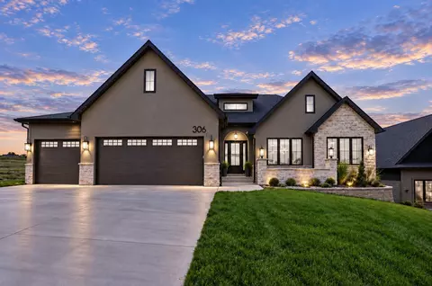 306 Emmett Ct, Norwalk, IA 50211