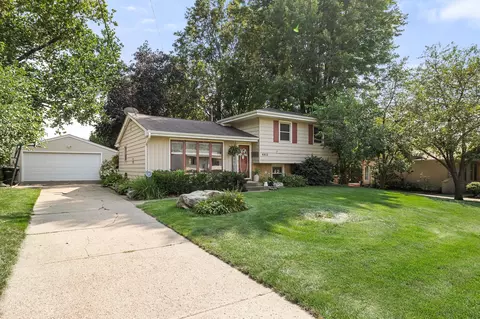 4913 Ash Dr, Pleasant Hill, IA 50327
