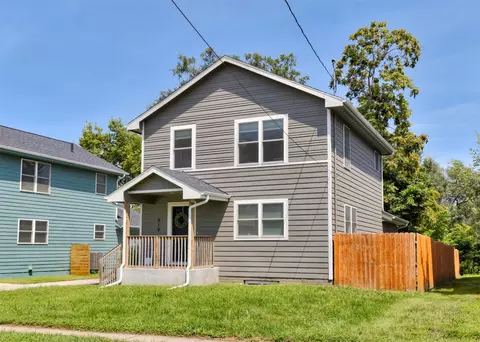 919 SE 9th St, Des Moines, IA 50309