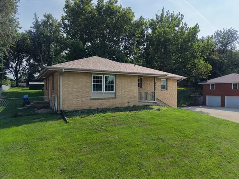610 Lexington St, Carlisle, IA 50047
