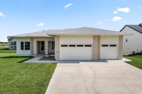 17212 Springbrook Trl, Urbandale, IA 50323