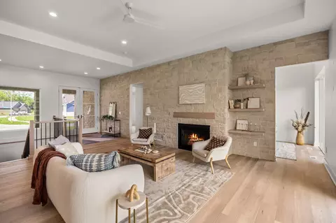17212 Springbrook Trl, Urbandale, IA 50323