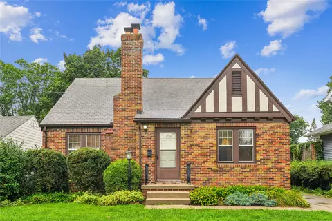 2500 Kenway Dr, Des Moines, IA 50310