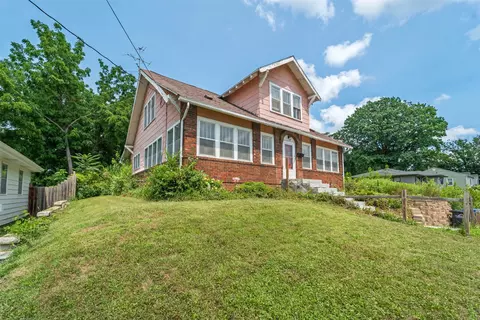 3921 Douglas Ave, Des Moines, IA 50310